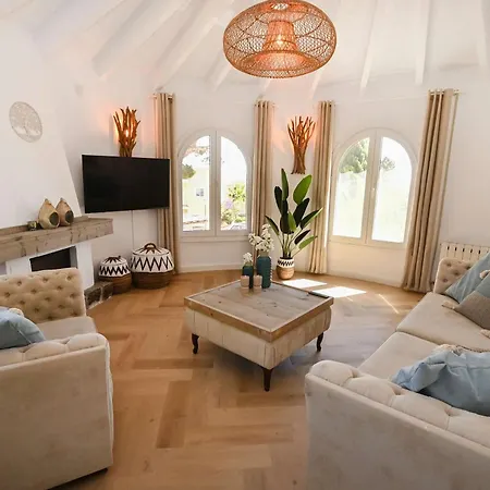 Rooftop Sea Views - Maryvilla - Sleeps 6 Villa