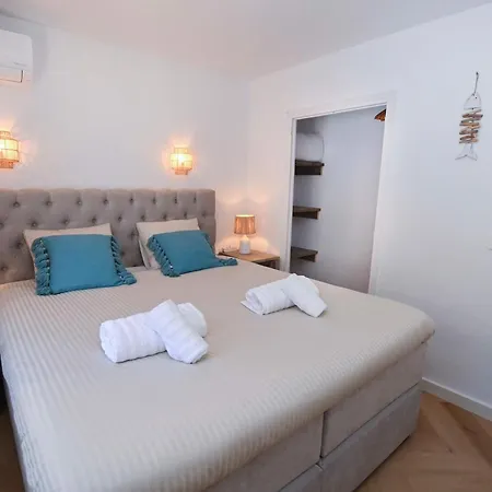 Rooftop Sea Views - Maryvilla - Sleeps 6 Villa *