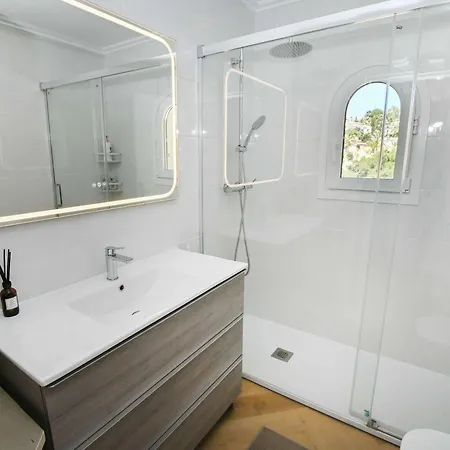 Villa Rooftop Sea Views - Maryvilla - Sleeps 6