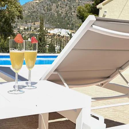 Rooftop Sea Views - Maryvilla - Sleeps 6 Villa *